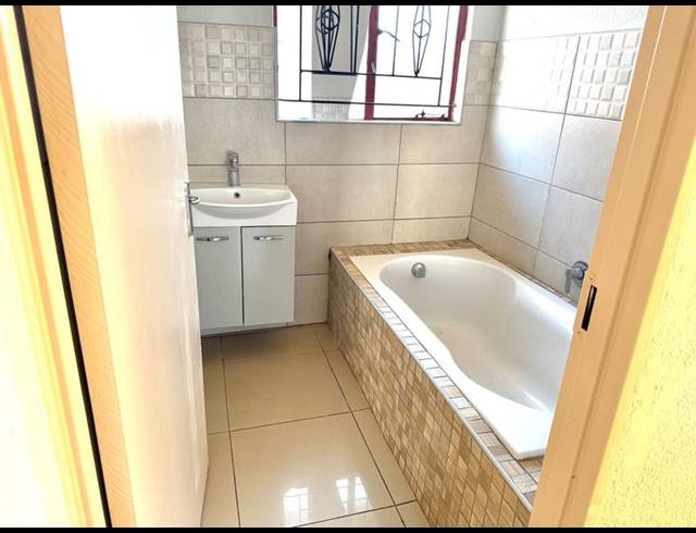 3 BEDROOM HOUSE FOR SALE IN CLAYVILLE